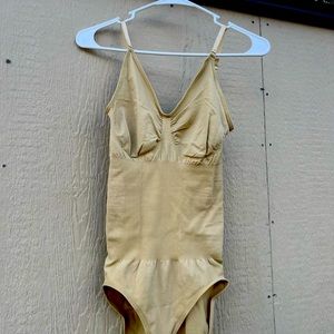 M/L Shapewear NW out Tags